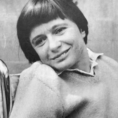 Gaby Brimmer, escritora mexicana con parálisis cerebral, sonriendo sentada en su silla de ruedas hacia 1980