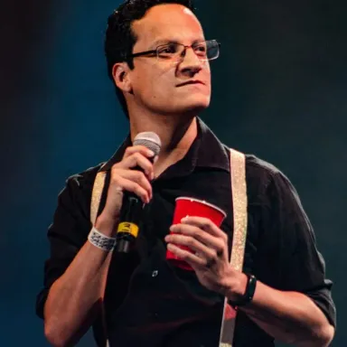 Kike Vázquez, psicólogo y comediante con parálisis cerebral, con micrófono en el escenario