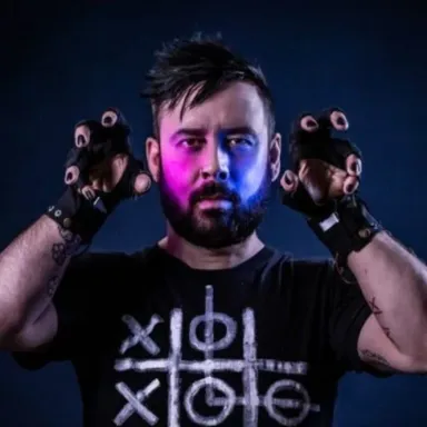 Kris Halpin, músico con parálisis cerebral, mostrando los guantes MiMU con los que toca música